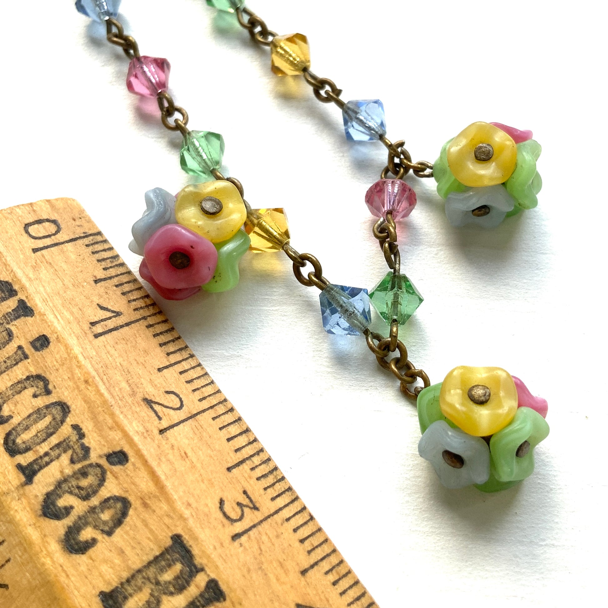 An Art Deco vintage necklace featuring delicate satin glass flowers and colourful glass beads. サテンガラスの小花とカラフルなガラスビーズが連なる、アールデコ期のヴィンテージネックレス。 