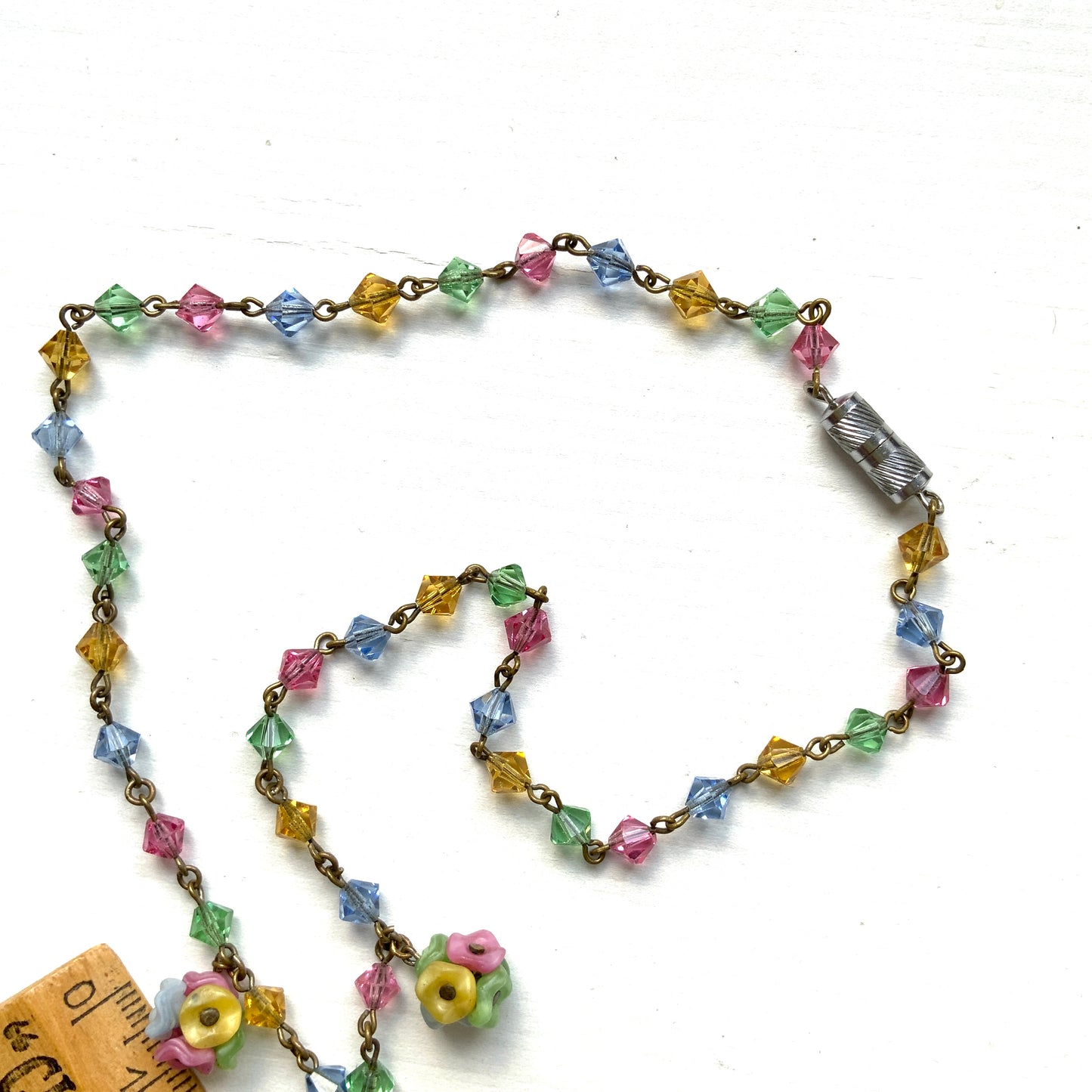 An Art Deco vintage necklace featuring delicate satin glass flowers and colourful glass beads. サテンガラスの小花とカラフルなガラスビーズが連なる、アールデコ期のヴィンテージネックレス。 