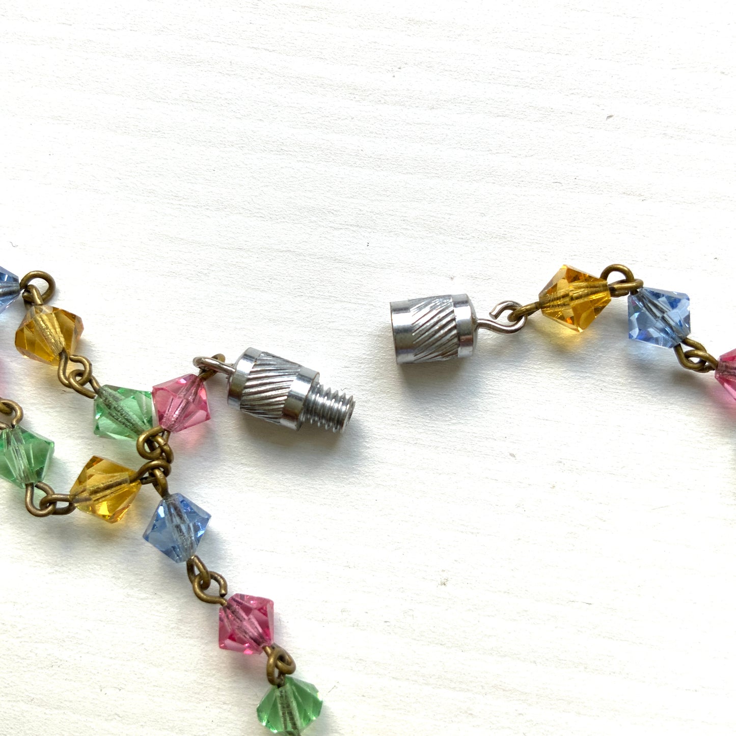 An Art Deco vintage necklace featuring delicate satin glass flowers and colourful glass beads. サテンガラスの小花とカラフルなガラスビーズが連なる、アールデコ期のヴィンテージネックレス。 