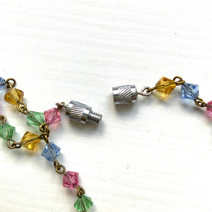An Art Deco vintage necklace featuring delicate satin glass flowers and colourful glass beads. サテンガラスの小花とカラフルなガラスビーズが連なる、アールデコ期のヴィンテージネックレス。 