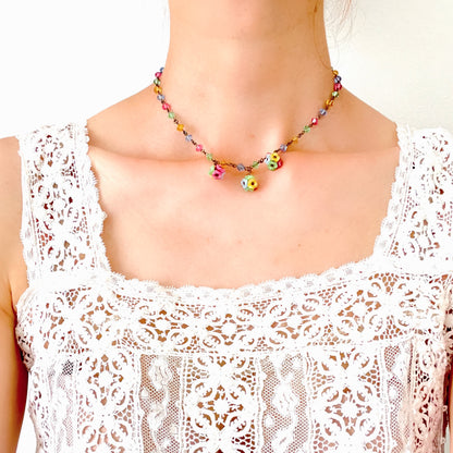 An Art Deco vintage necklace featuring delicate satin glass flowers and colourful glass beads. サテンガラスの小花とカラフルなガラスビーズが連なる、アールデコ期のヴィンテージネックレス。 