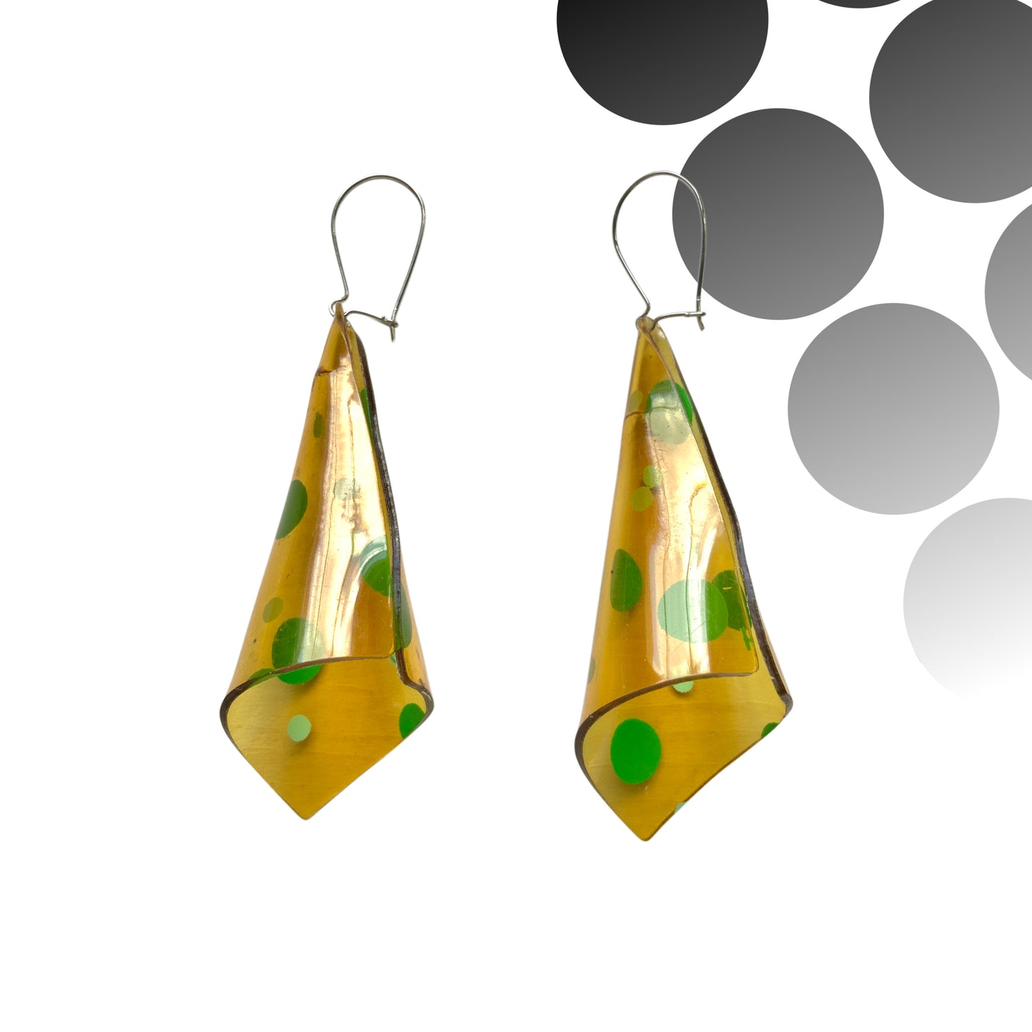 Circa 1970s vintage polka dot drop earrings. 1970年代頃の水玉模様のヴィンテージピアス。