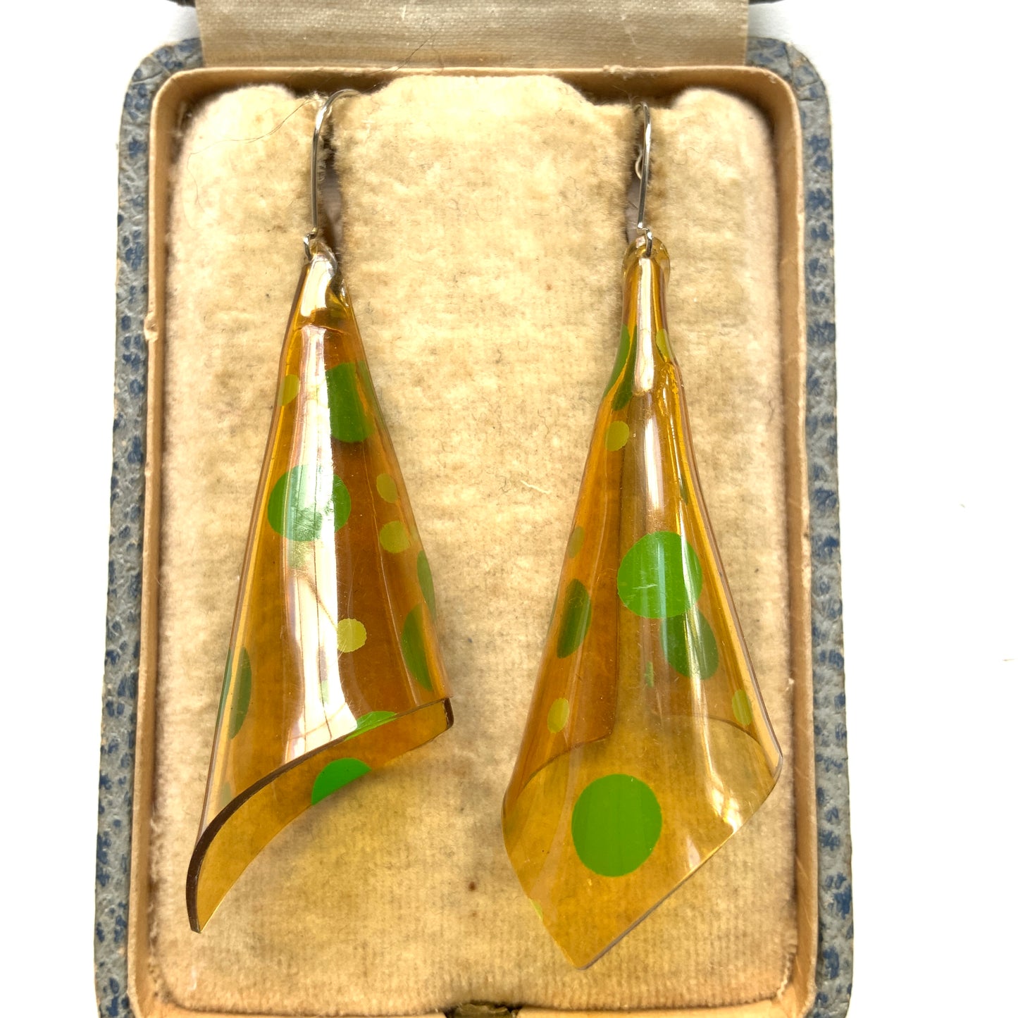 Circa 1970s vintage polka dot drop earrings. 1970年代頃の水玉模様のヴィンテージピアス。