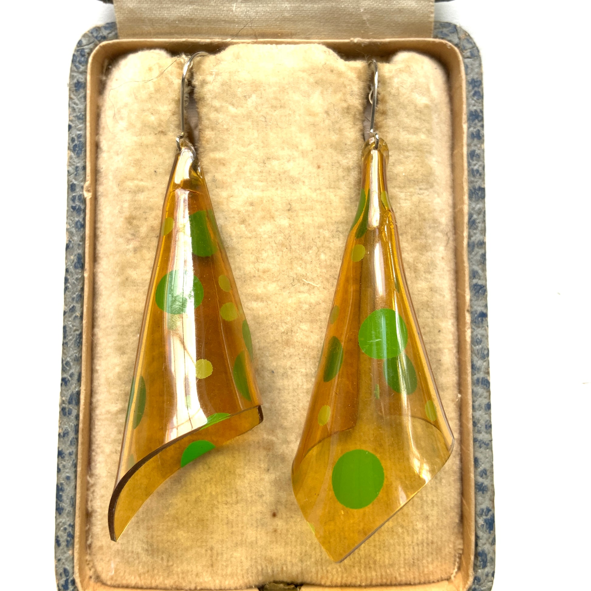 Circa 1970s vintage polka dot drop earrings. 1970年代頃の水玉模様のヴィンテージピアス。