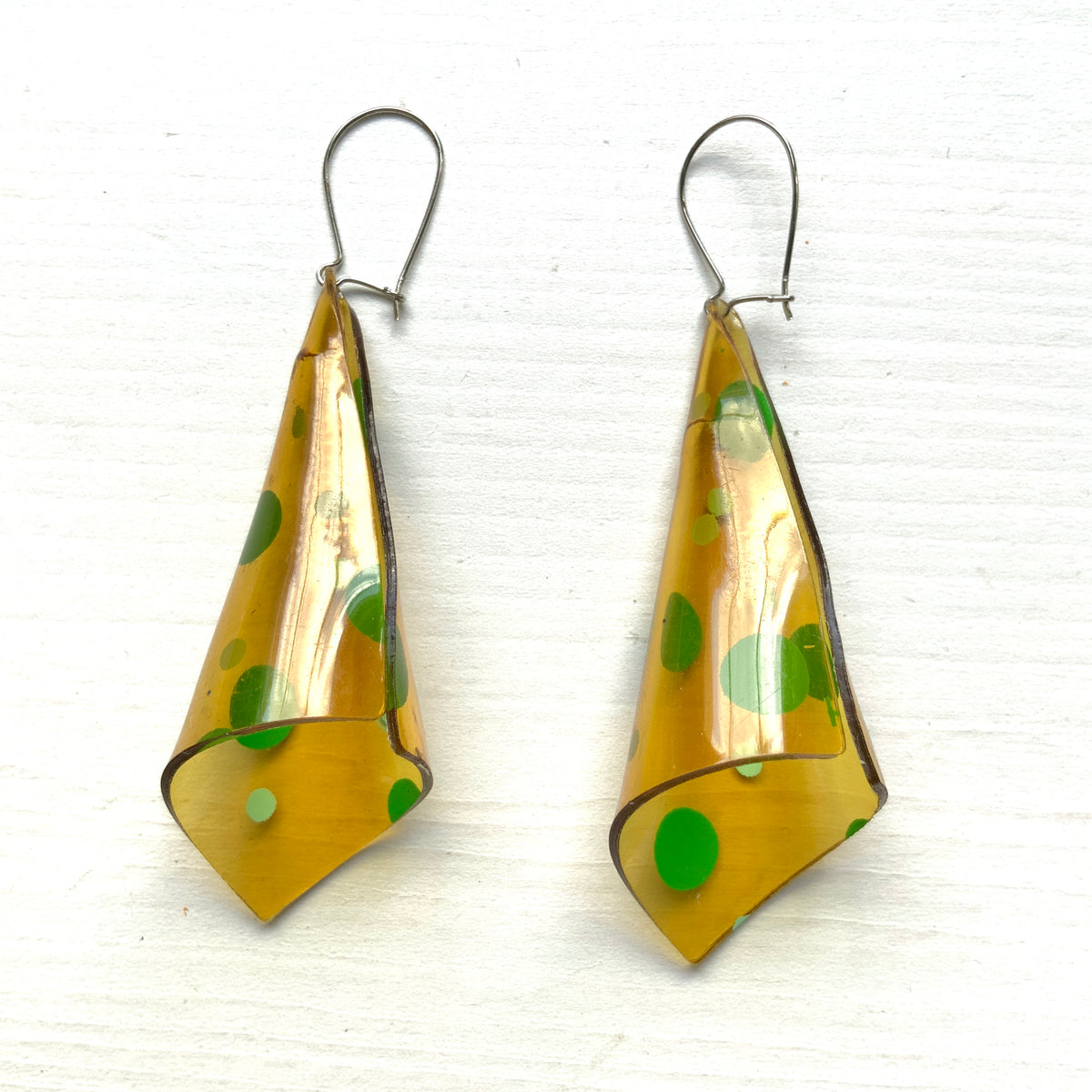 Circa 1970s vintage polka dot drop earrings. 1970年代頃の水玉模様のヴィンテージピアス。