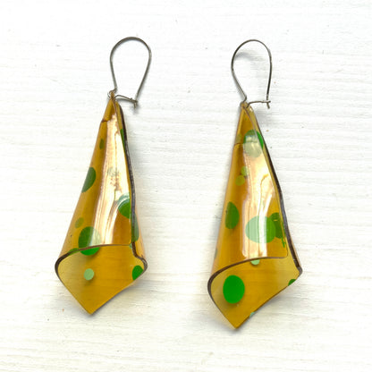 Circa 1970s vintage polka dot drop earrings. 1970年代頃の水玉模様のヴィンテージピアス。