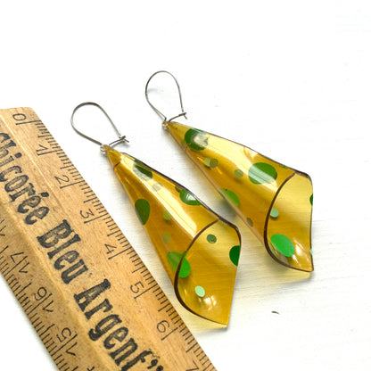 Circa 1970s vintage polka dot drop earrings. 1970年代頃の水玉模様のヴィンテージピアス。