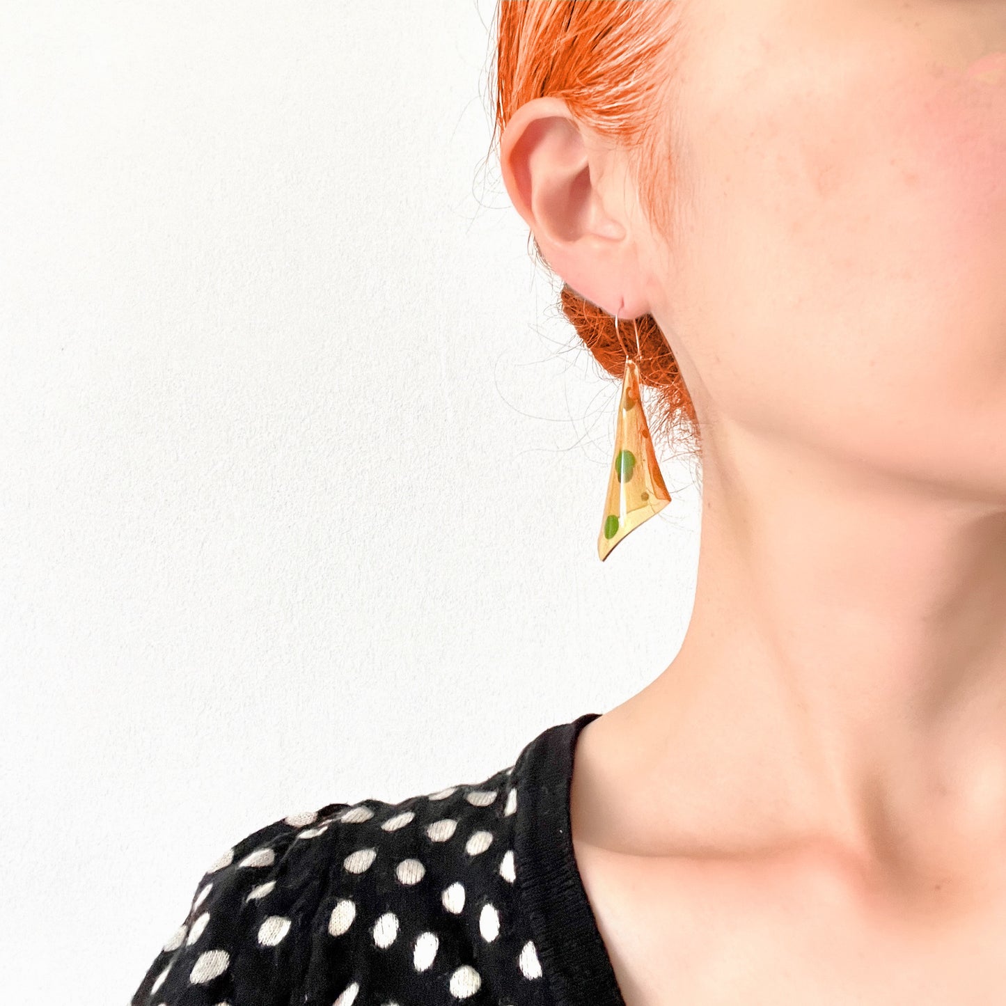 Circa 1970s vintage polka dot drop earrings. 1970年代頃の水玉模様のヴィンテージピアス。