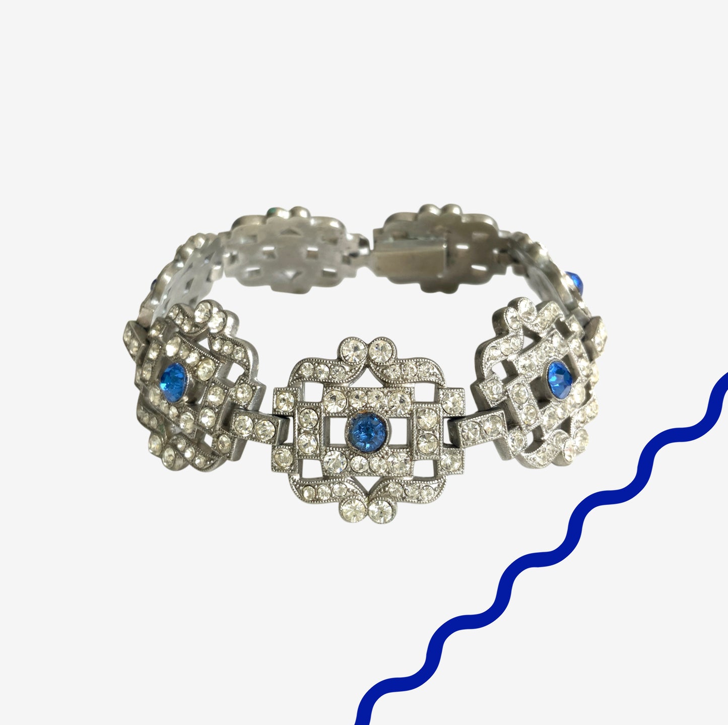 A beautiful 1930s vintage bracelet set with sparkling rhinestones in an intricate openwork design. ラインストーンが美しいオープンワークに散りばめられた、1930年代のヴィンテージブレスレット。