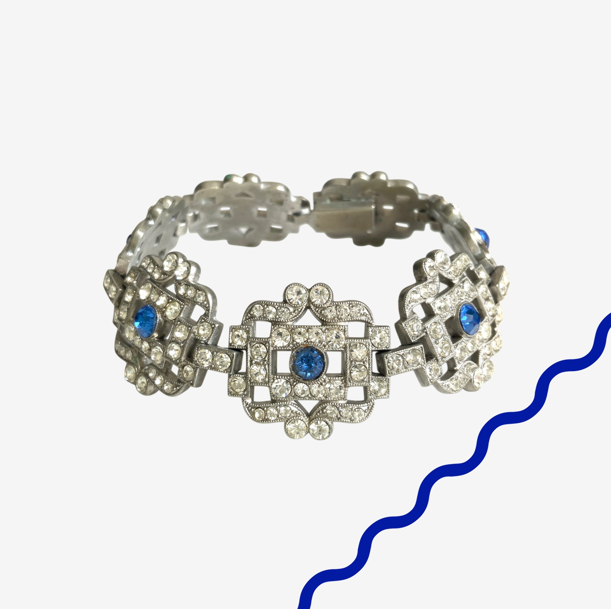 A beautiful 1930s vintage bracelet set with sparkling rhinestones in an intricate openwork design. ラインストーンが美しいオープンワークに散りばめられた、1930年代のヴィンテージブレスレット。