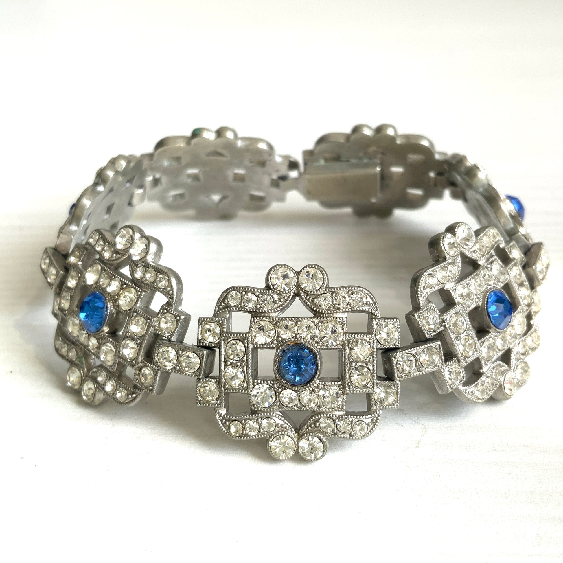 A beautiful 1930s vintage bracelet set with sparkling rhinestones in an intricate openwork design. ラインストーンが美しいオープンワークに散りばめられた、1930年代のヴィンテージブレスレット。