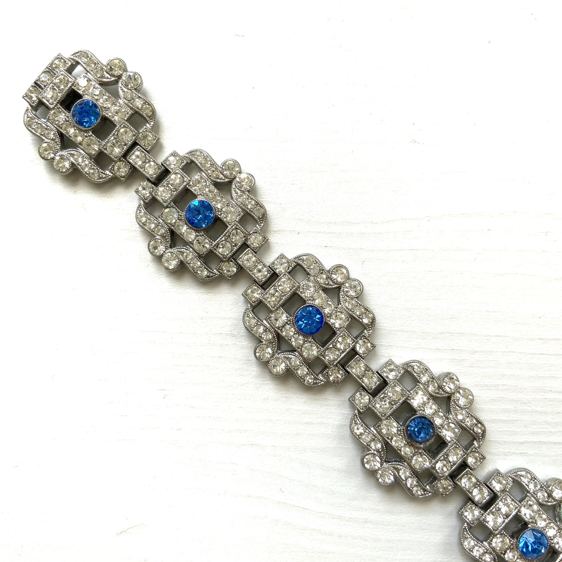 A beautiful 1930s vintage bracelet set with sparkling rhinestones in an intricate openwork design. ラインストーンが美しいオープンワークに散りばめられた、1930年代のヴィンテージブレスレット。