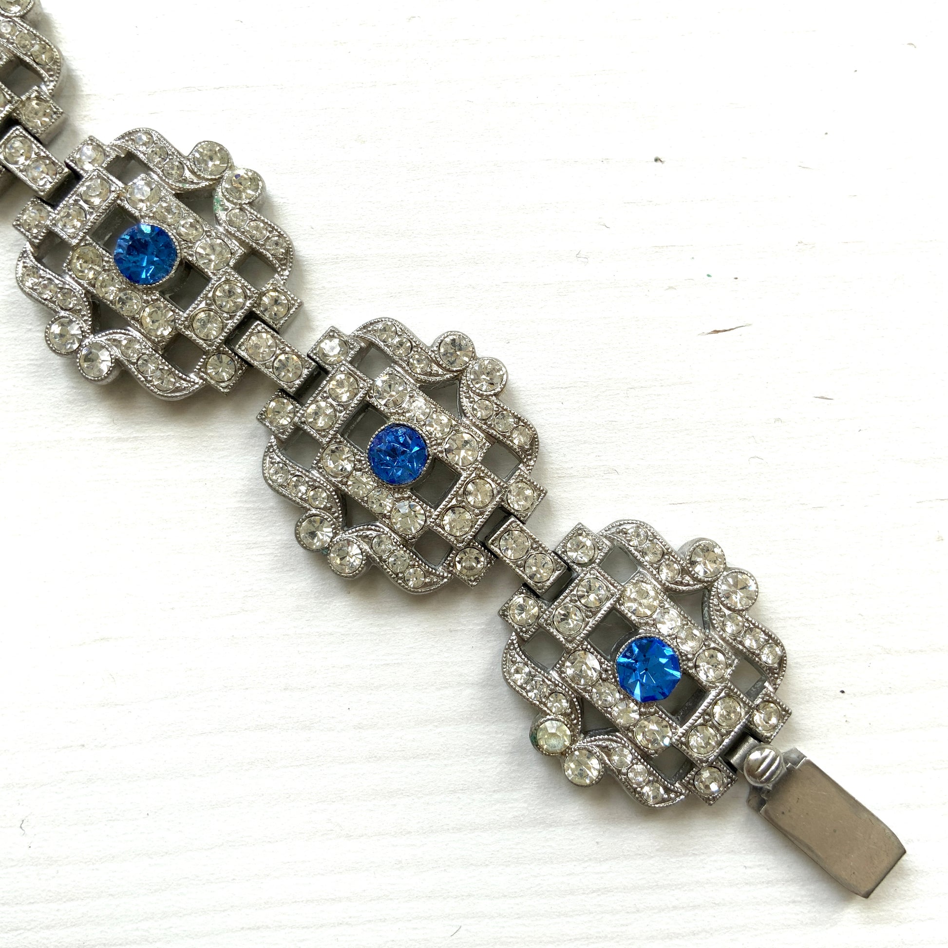 A beautiful 1930s vintage bracelet set with sparkling rhinestones in an intricate openwork design. ラインストーンが美しいオープンワークに散りばめられた、1930年代のヴィンテージブレスレット。