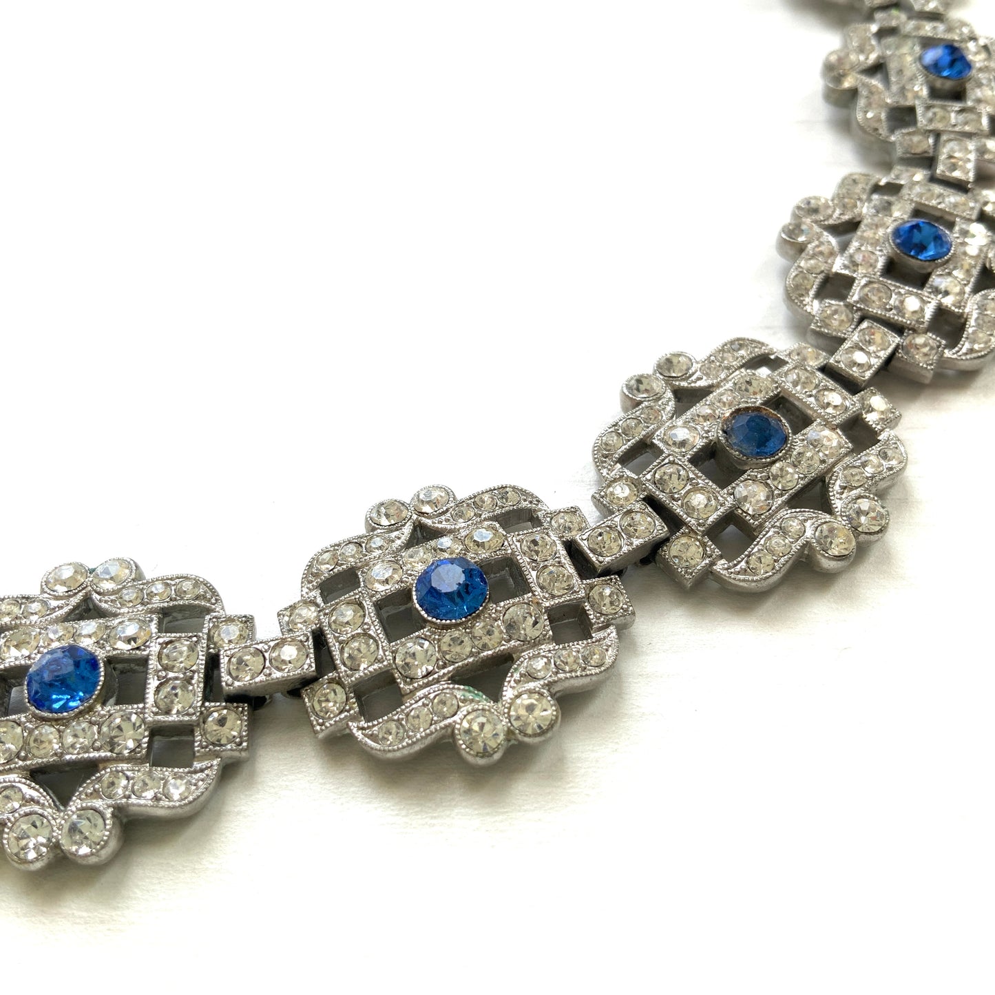 A beautiful 1930s vintage bracelet set with sparkling rhinestones in an intricate openwork design. ラインストーンが美しいオープンワークに散りばめられた、1930年代のヴィンテージブレスレット。
