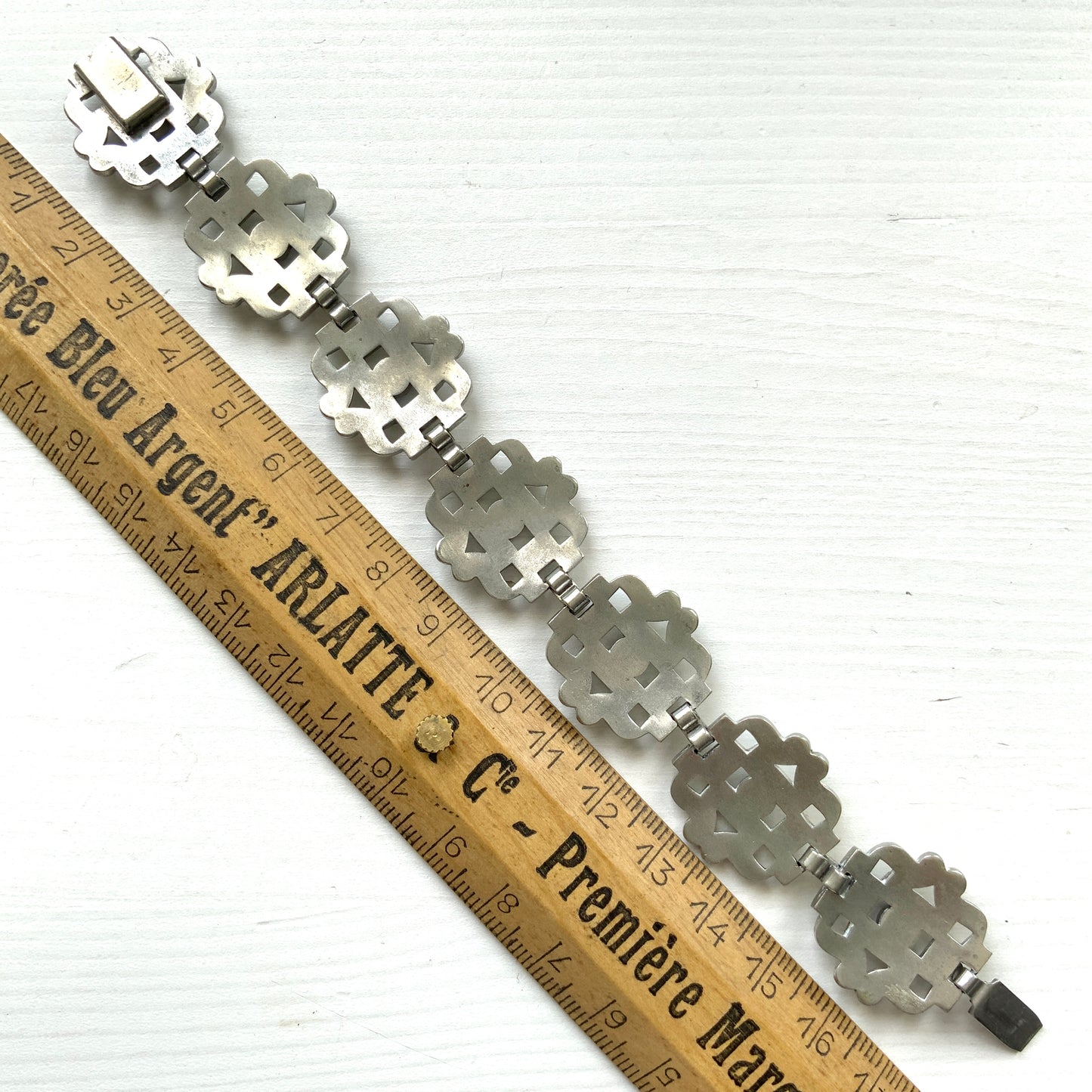 A beautiful 1930s vintage bracelet set with sparkling rhinestones in an intricate openwork design. ラインストーンが美しいオープンワークに散りばめられた、1930年代のヴィンテージブレスレット。