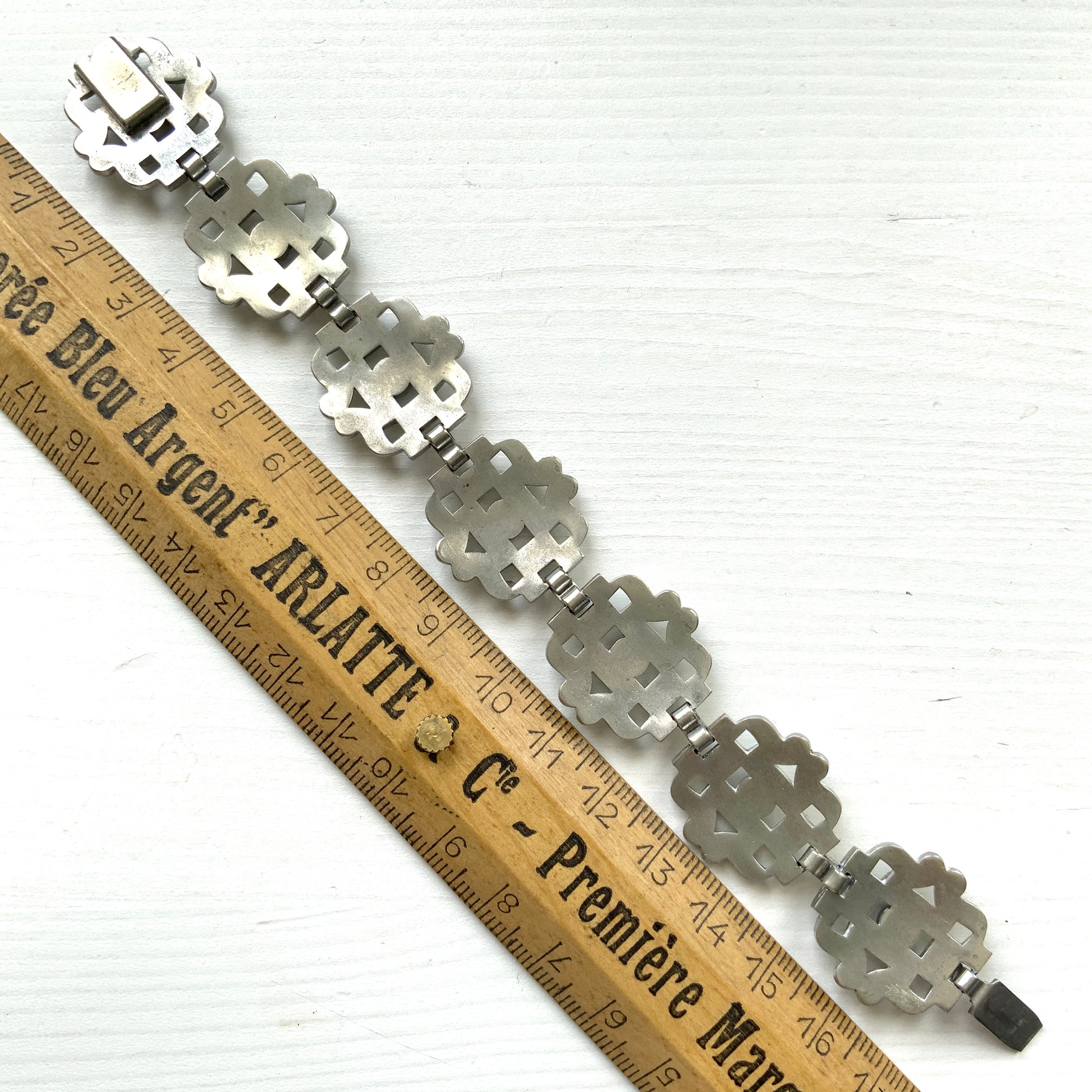 A beautiful 1930s vintage bracelet set with sparkling rhinestones in an intricate openwork design. ラインストーンが美しいオープンワークに散りばめられた、1930年代のヴィンテージブレスレット。