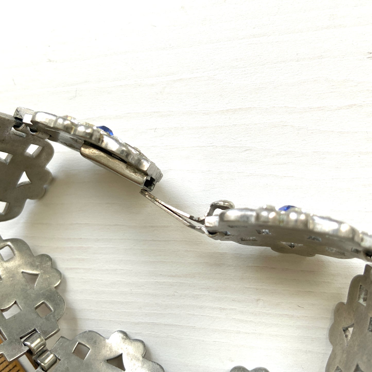 A beautiful 1930s vintage bracelet set with sparkling rhinestones in an intricate openwork design. ラインストーンが美しいオープンワークに散りばめられた、1930年代のヴィンテージブレスレット。