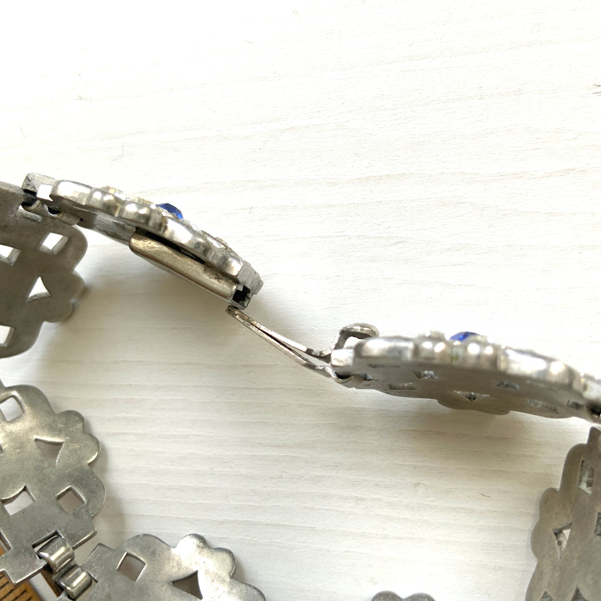 A beautiful 1930s vintage bracelet set with sparkling rhinestones in an intricate openwork design. ラインストーンが美しいオープンワークに散りばめられた、1930年代のヴィンテージブレスレット。