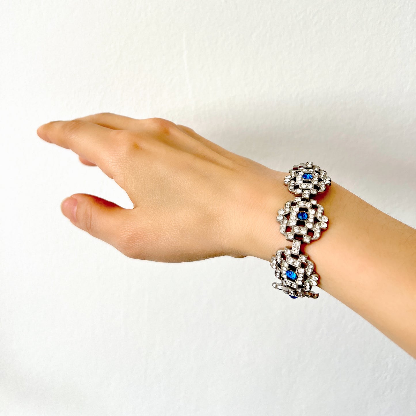 A beautiful 1930s vintage bracelet set with sparkling rhinestones in an intricate openwork design. ラインストーンが美しいオープンワークに散りばめられた、1930年代のヴィンテージブレスレット。
