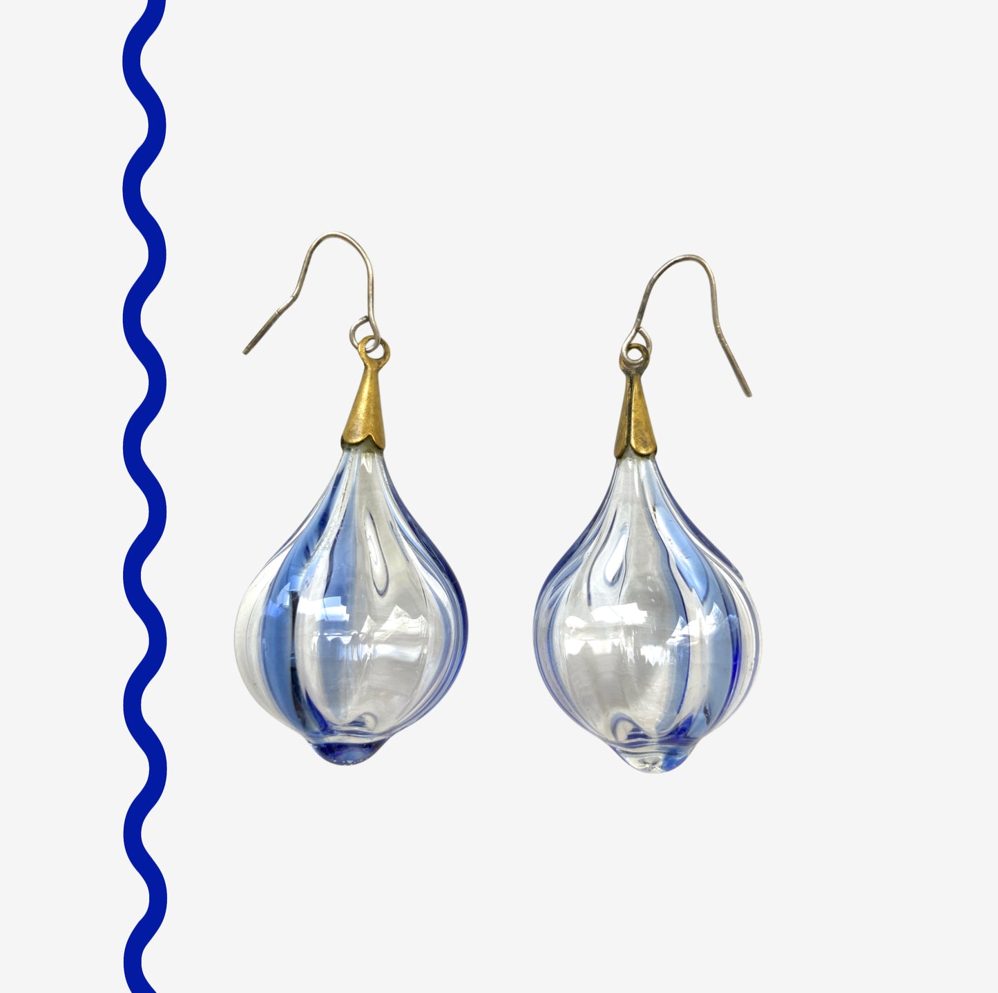 Vintage hand-blown glass earrings featuring flowing blue swirls. ブルーのラインが入ったハンドブロウグラスのヴィンテージピアス。 