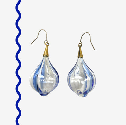 Vintage hand-blown glass earrings featuring flowing blue swirls. ブルーのラインが入ったハンドブロウグラスのヴィンテージピアス。 