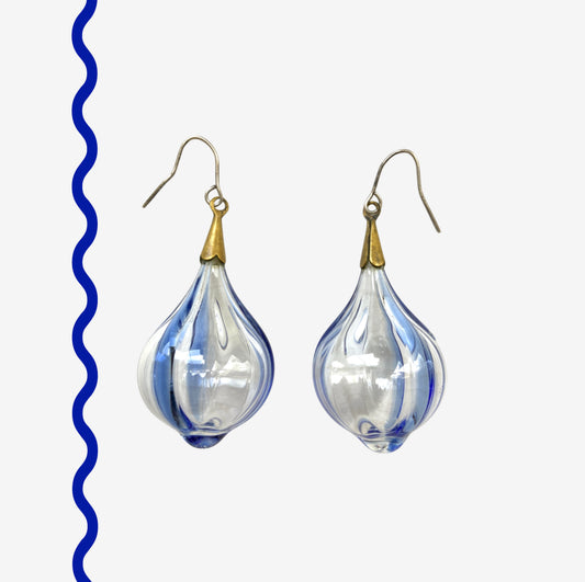 Vintage hand-blown glass earrings featuring flowing blue swirls. ブルーのラインが入ったハンドブロウグラスのヴィンテージピアス。 