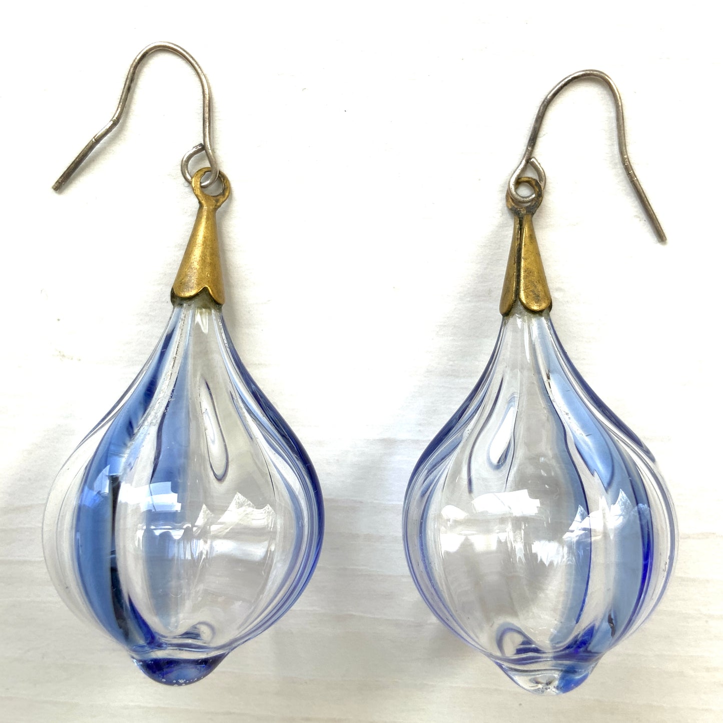 Vintage hand-blown glass earrings featuring flowing blue swirls. ブルーのラインが入ったハンドブロウグラスのヴィンテージピアス。 