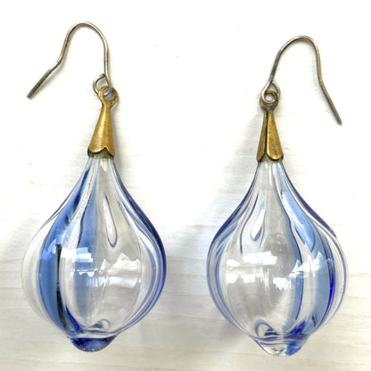 Vintage hand-blown glass earrings featuring flowing blue swirls. ブルーのラインが入ったハンドブロウグラスのヴィンテージピアス。 