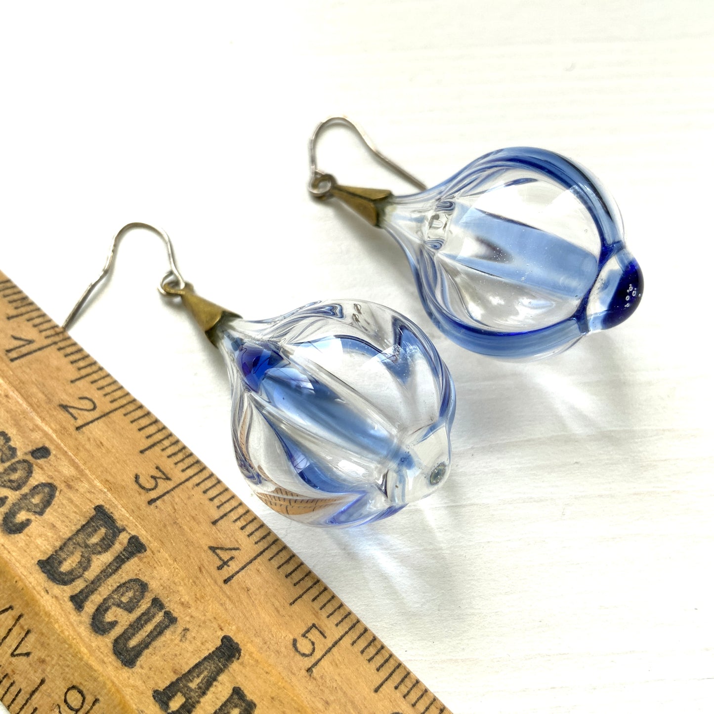 Vintage hand-blown glass earrings featuring flowing blue swirls. ブルーのラインが入ったハンドブロウグラスのヴィンテージピアス。 
