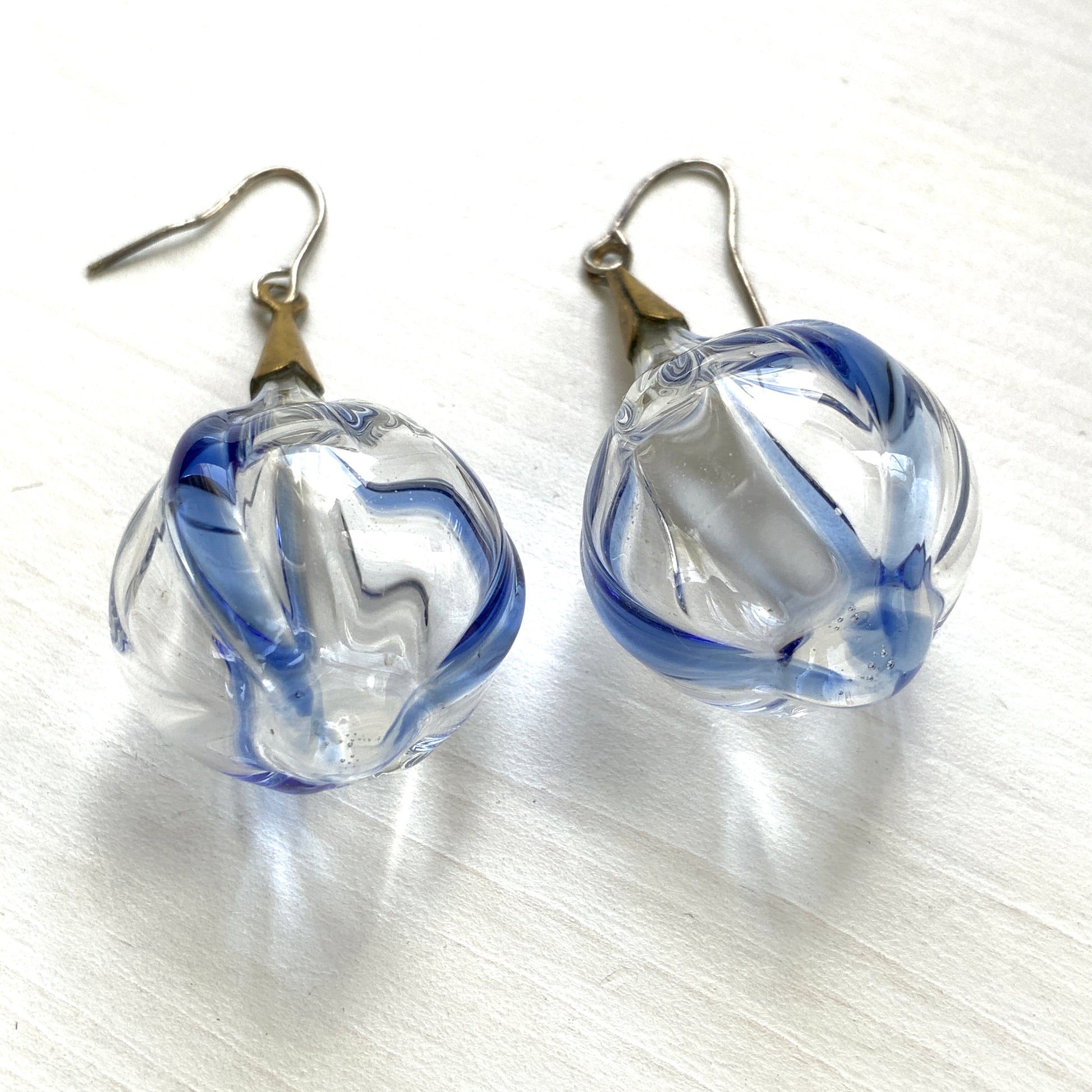 Vintage hand-blown glass earrings featuring flowing blue swirls. ブルーのラインが入ったハンドブロウグラスのヴィンテージピアス。 