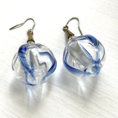 Vintage hand-blown glass earrings featuring flowing blue swirls. ブルーのラインが入ったハンドブロウグラスのヴィンテージピアス。 