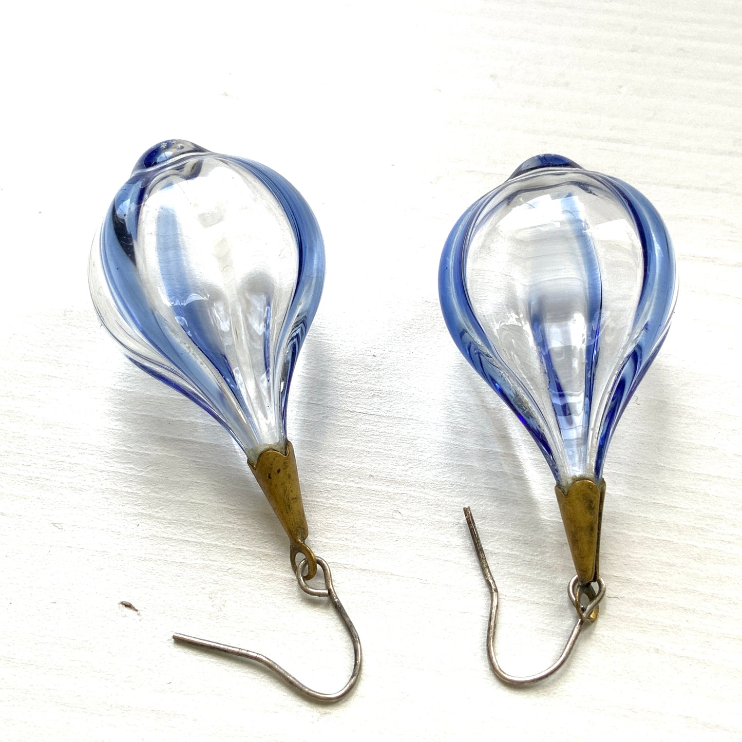 Vintage hand-blown glass earrings featuring flowing blue swirls. ブルーのラインが入ったハンドブロウグラスのヴィンテージピアス。 