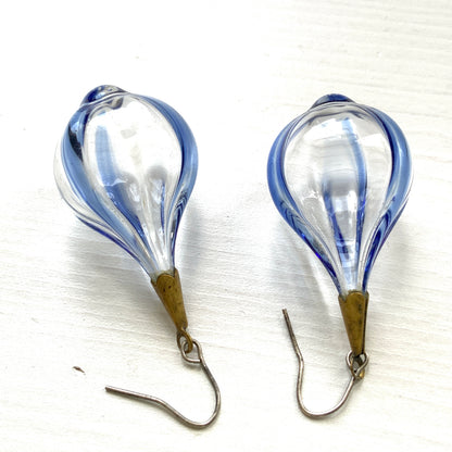 Vintage hand-blown glass earrings featuring flowing blue swirls. ブルーのラインが入ったハンドブロウグラスのヴィンテージピアス。 