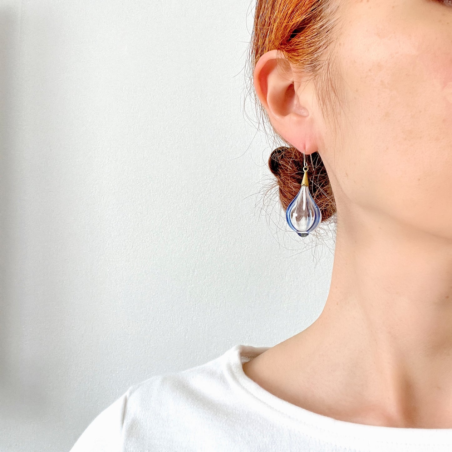 Vintage hand-blown glass earrings featuring flowing blue swirls. ブルーのラインが入ったハンドブロウグラスのヴィンテージピアス。 