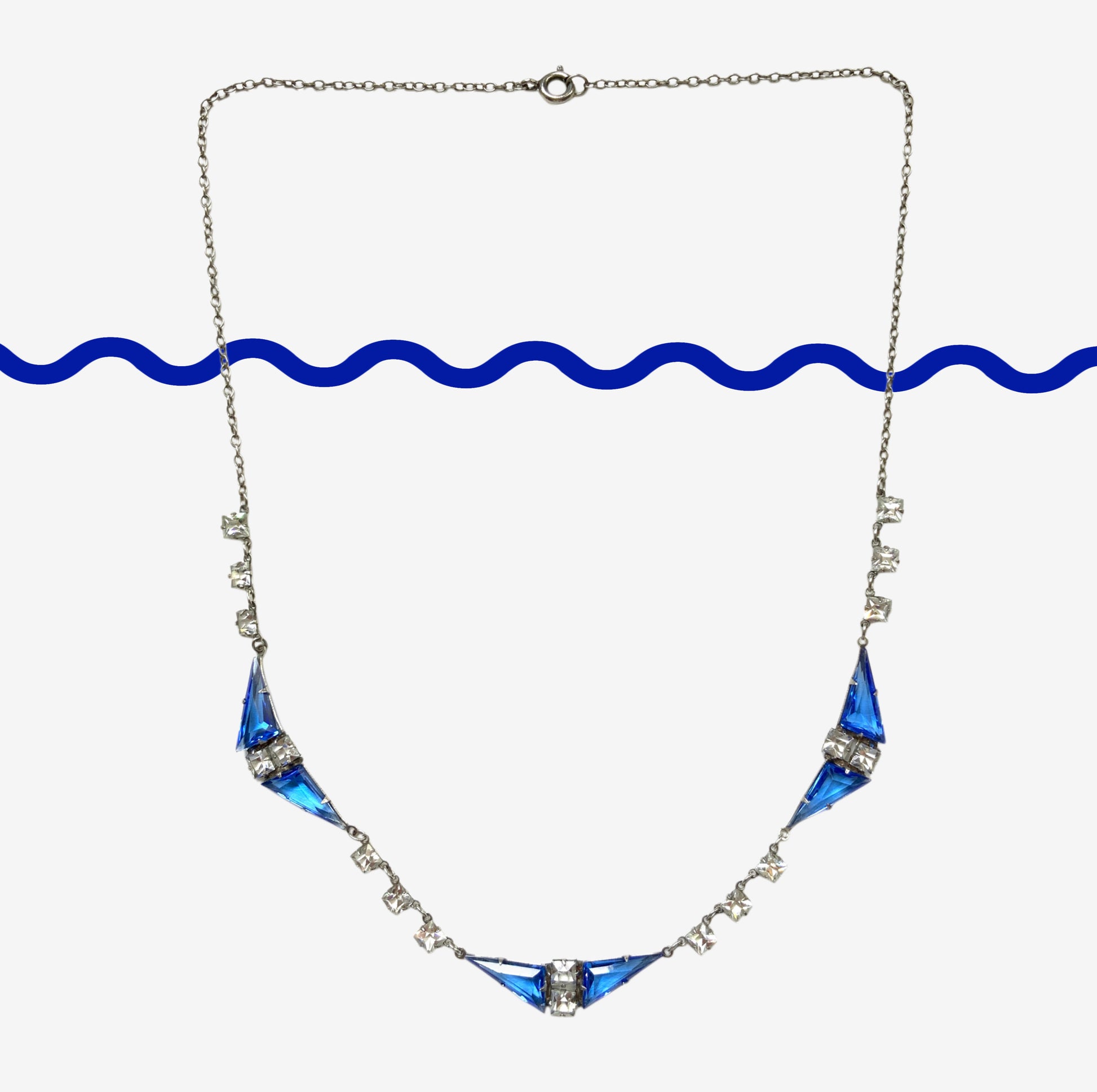 A vintage necklace from the Art Deco era, featuring vivid blue and clear glass stones.  鮮やかなブルーグラスとクリアグラスを組み合わせた、アールデコ時代のヴィンテージネックレス。