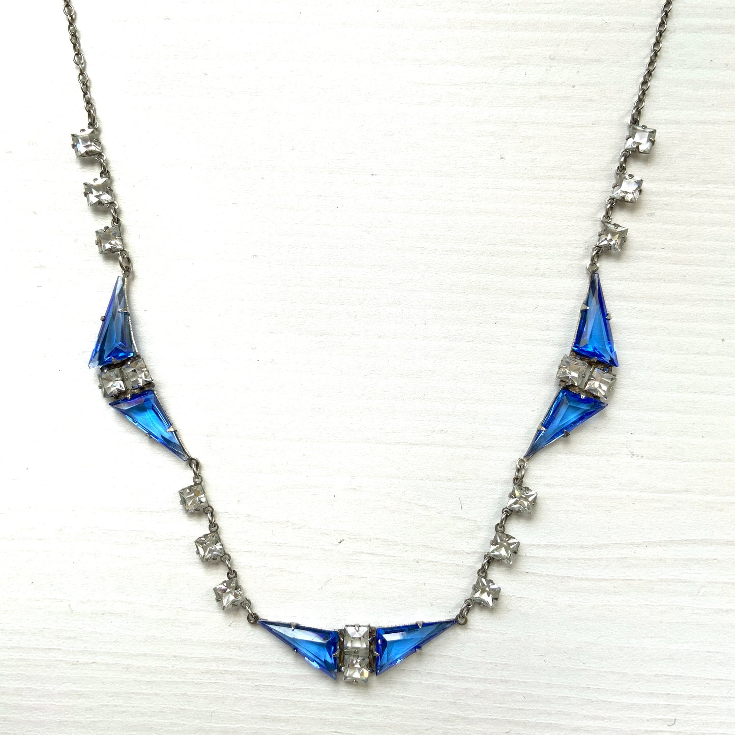 A vintage necklace from the Art Deco era, featuring vivid blue and clear glass stones.  鮮やかなブルーグラスとクリアグラスを組み合わせた、アールデコ時代のヴィンテージネックレス。