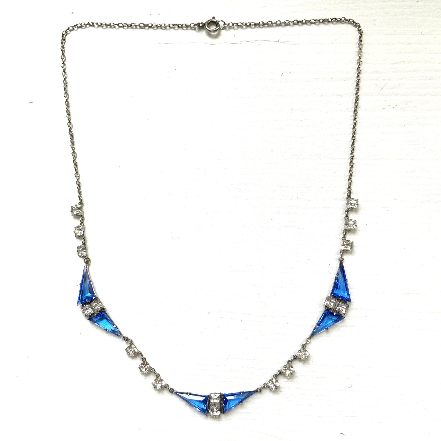 A vintage necklace from the Art Deco era, featuring vivid blue and clear glass stones.  鮮やかなブルーグラスとクリアグラスを組み合わせた、アールデコ時代のヴィンテージネックレス。