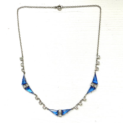 A vintage necklace from the Art Deco era, featuring vivid blue and clear glass stones.  鮮やかなブルーグラスとクリアグラスを組み合わせた、アールデコ時代のヴィンテージネックレス。