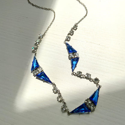 A vintage necklace from the Art Deco era, featuring vivid blue and clear glass stones.  鮮やかなブルーグラスとクリアグラスを組み合わせた、アールデコ時代のヴィンテージネックレス。