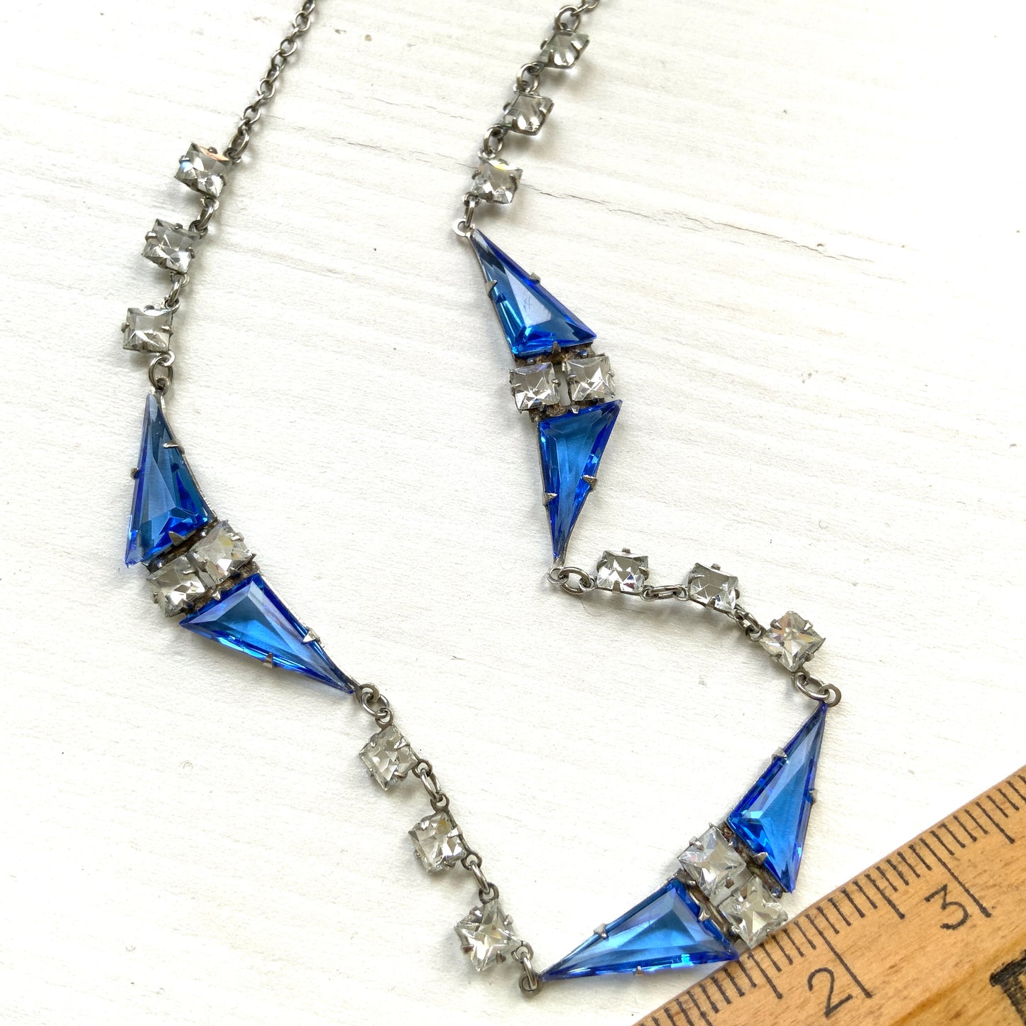 A vintage necklace from the Art Deco era, featuring vivid blue and clear glass stones.  鮮やかなブルーグラスとクリアグラスを組み合わせた、アールデコ時代のヴィンテージネックレス。