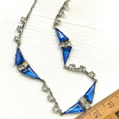 A vintage necklace from the Art Deco era, featuring vivid blue and clear glass stones.  鮮やかなブルーグラスとクリアグラスを組み合わせた、アールデコ時代のヴィンテージネックレス。