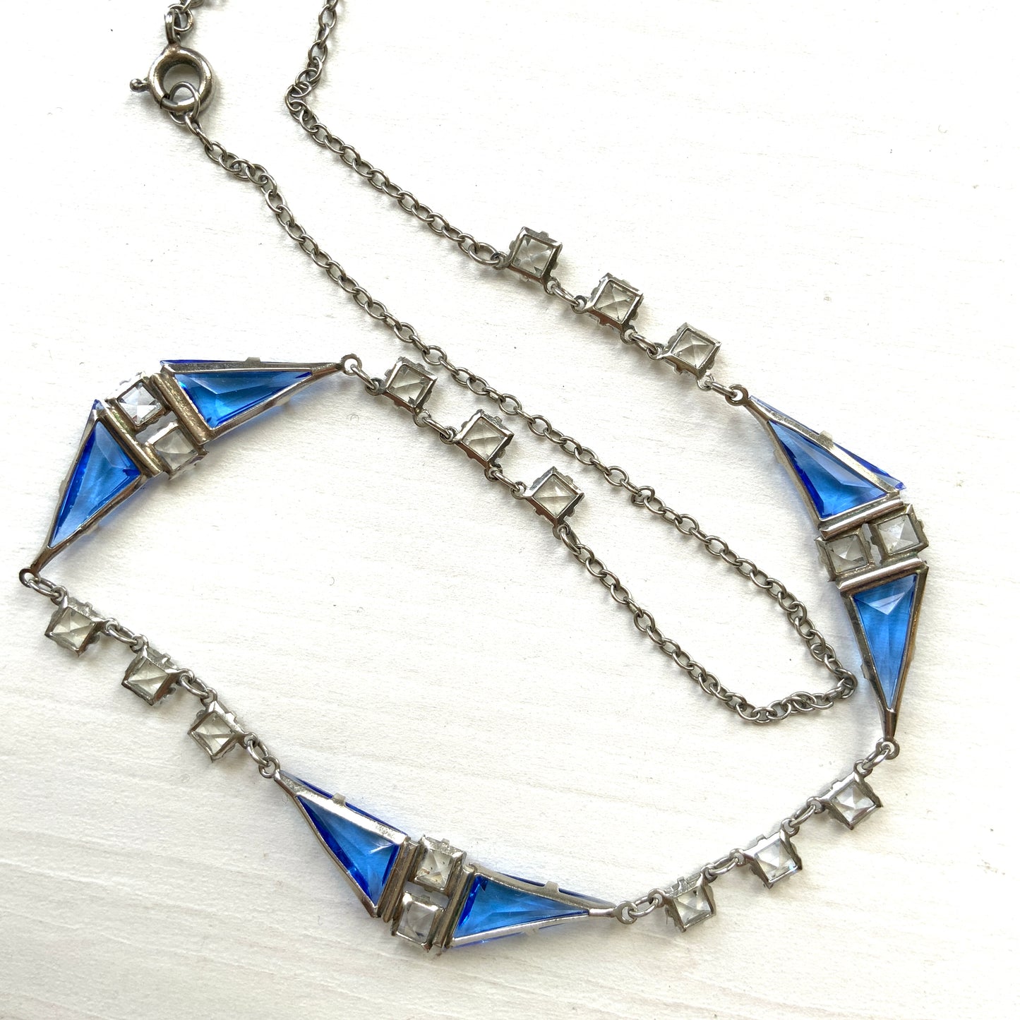 A vintage necklace from the Art Deco era, featuring vivid blue and clear glass stones.  鮮やかなブルーグラスとクリアグラスを組み合わせた、アールデコ時代のヴィンテージネックレス。