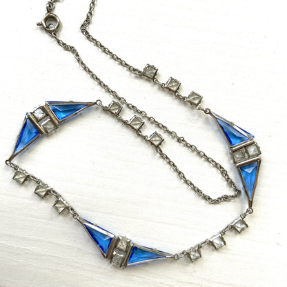 A vintage necklace from the Art Deco era, featuring vivid blue and clear glass stones.  鮮やかなブルーグラスとクリアグラスを組み合わせた、アールデコ時代のヴィンテージネックレス。