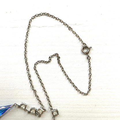 A vintage necklace from the Art Deco era, featuring vivid blue and clear glass stones.  鮮やかなブルーグラスとクリアグラスを組み合わせた、アールデコ時代のヴィンテージネックレス。