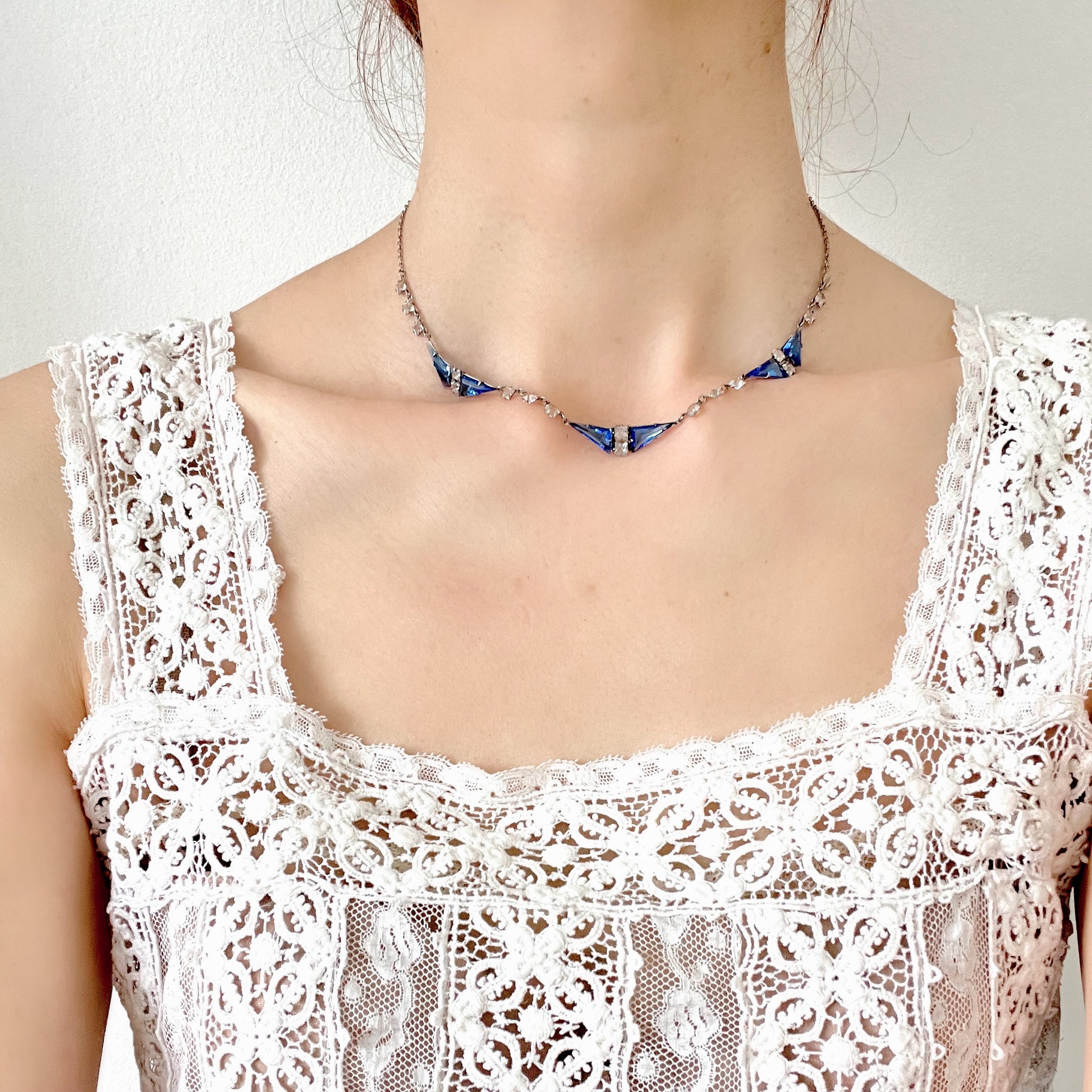 A vintage necklace from the Art Deco era, featuring vivid blue and clear glass stones.  鮮やかなブルーグラスとクリアグラスを組み合わせた、アールデコ時代のヴィンテージネックレス。