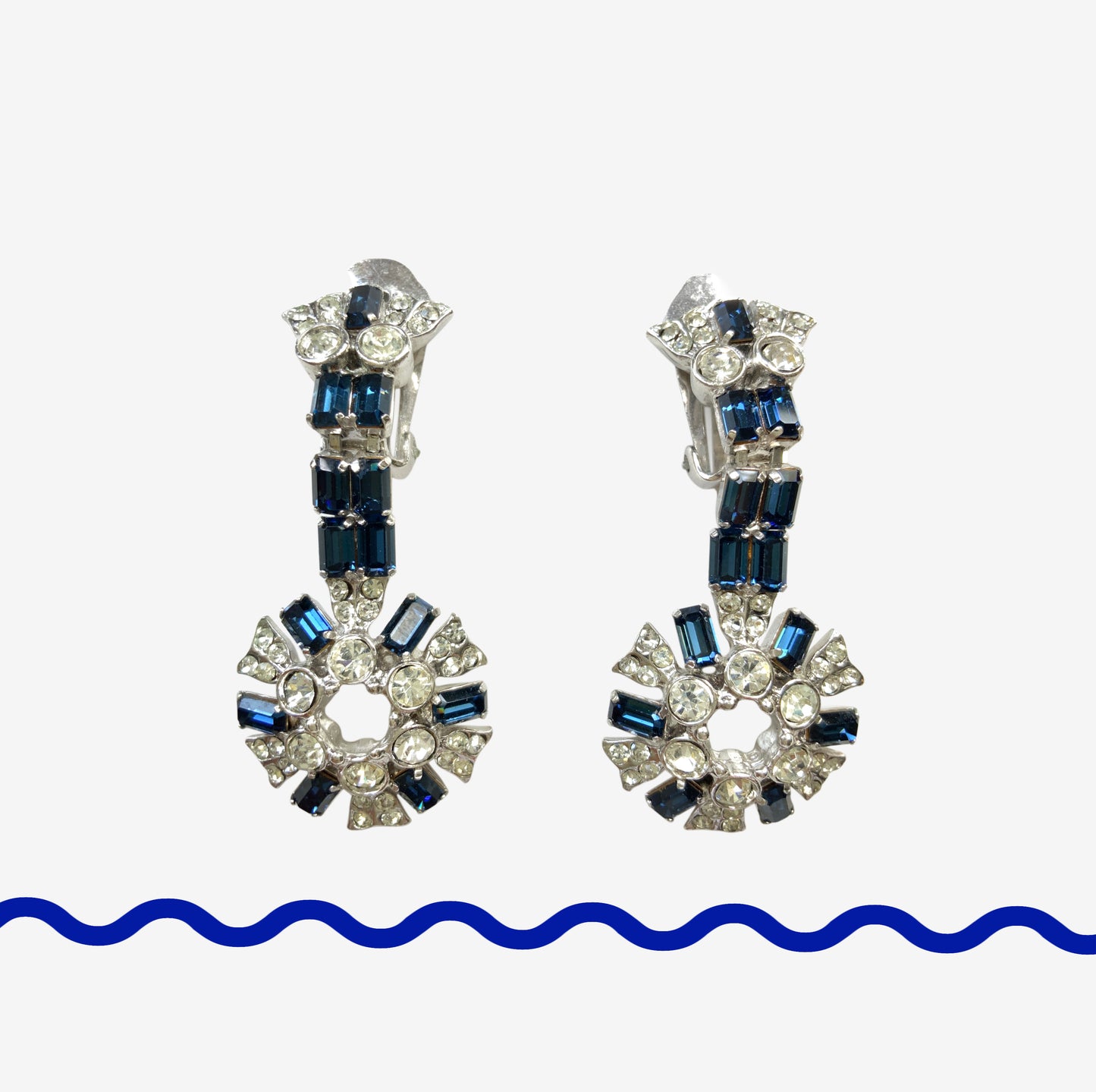 Vintage earrings featuring deep blue and clear rhinestones. 深いブルーのラインストーンとクリアラインストーンを組み合わせたヴィンテージイヤリング。