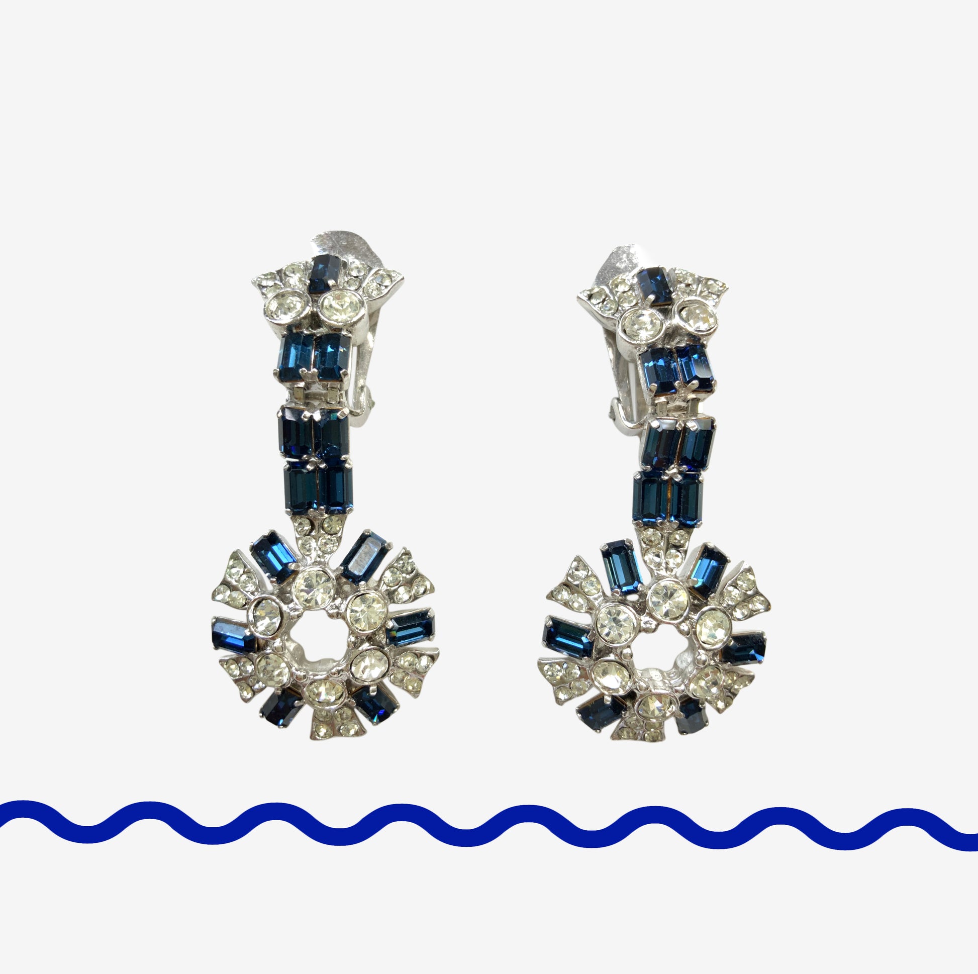 Vintage earrings featuring deep blue and clear rhinestones. 深いブルーのラインストーンとクリアラインストーンを組み合わせたヴィンテージイヤリング。