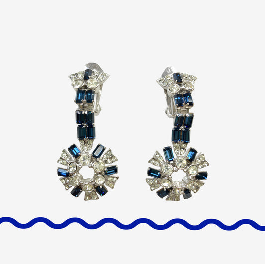 Vintage earrings featuring deep blue and clear rhinestones. 深いブルーのラインストーンとクリアラインストーンを組み合わせたヴィンテージイヤリング。