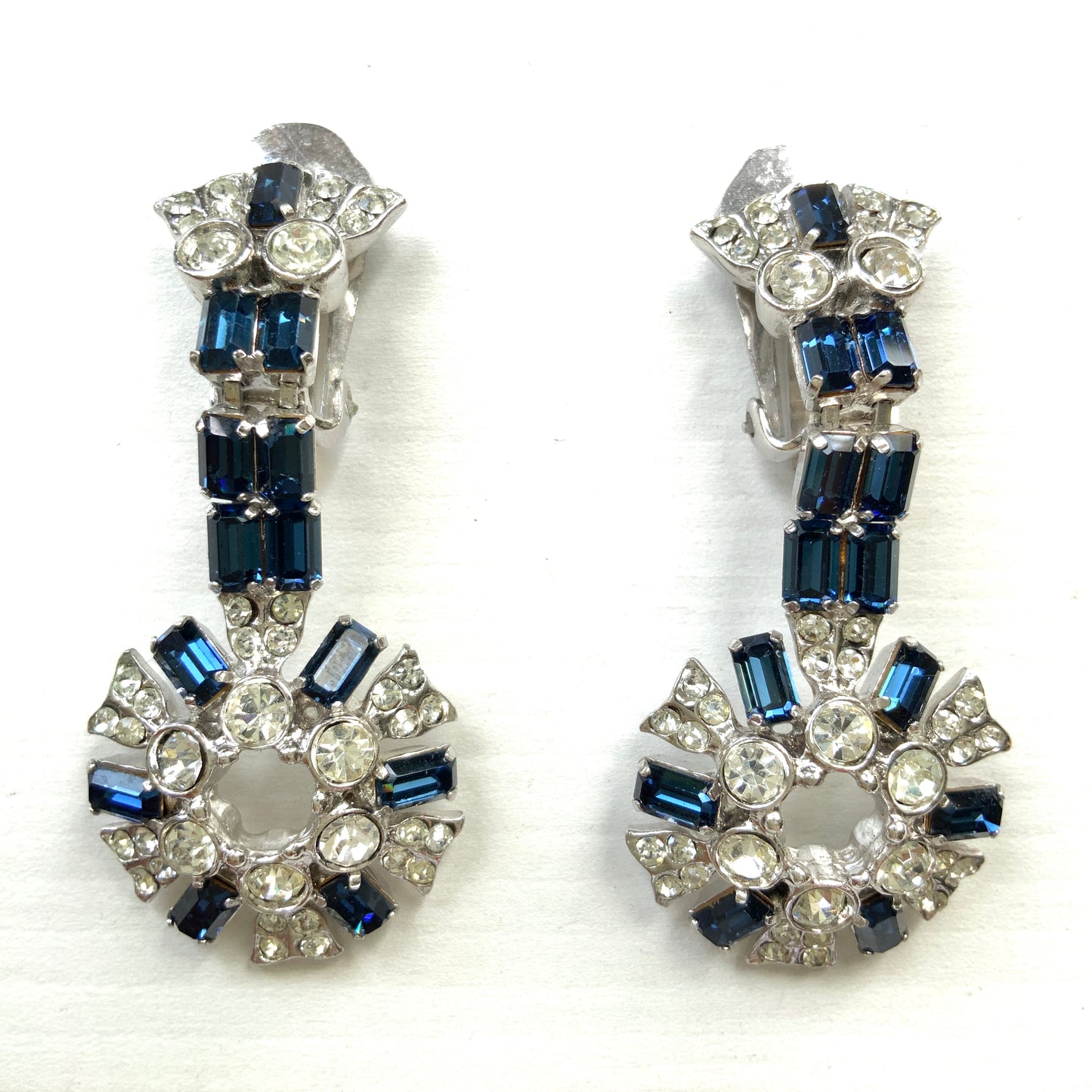 Vintage earrings featuring deep blue and clear rhinestones. 深いブルーのラインストーンとクリアラインストーンを組み合わせたヴィンテージイヤリング。