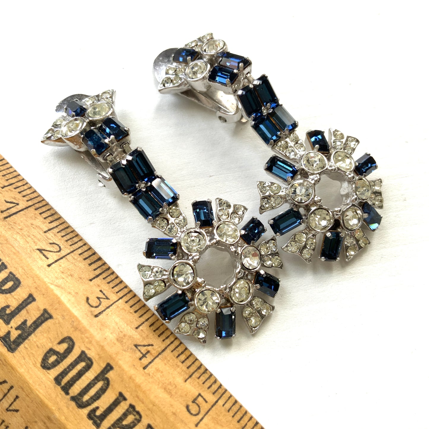 Vintage earrings featuring deep blue and clear rhinestones. 深いブルーのラインストーンとクリアラインストーンを組み合わせたヴィンテージイヤリング。
